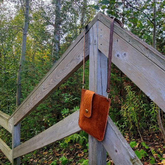 Elegant handmade leather bag with optional name or logo engraving – A perfect personalized gift