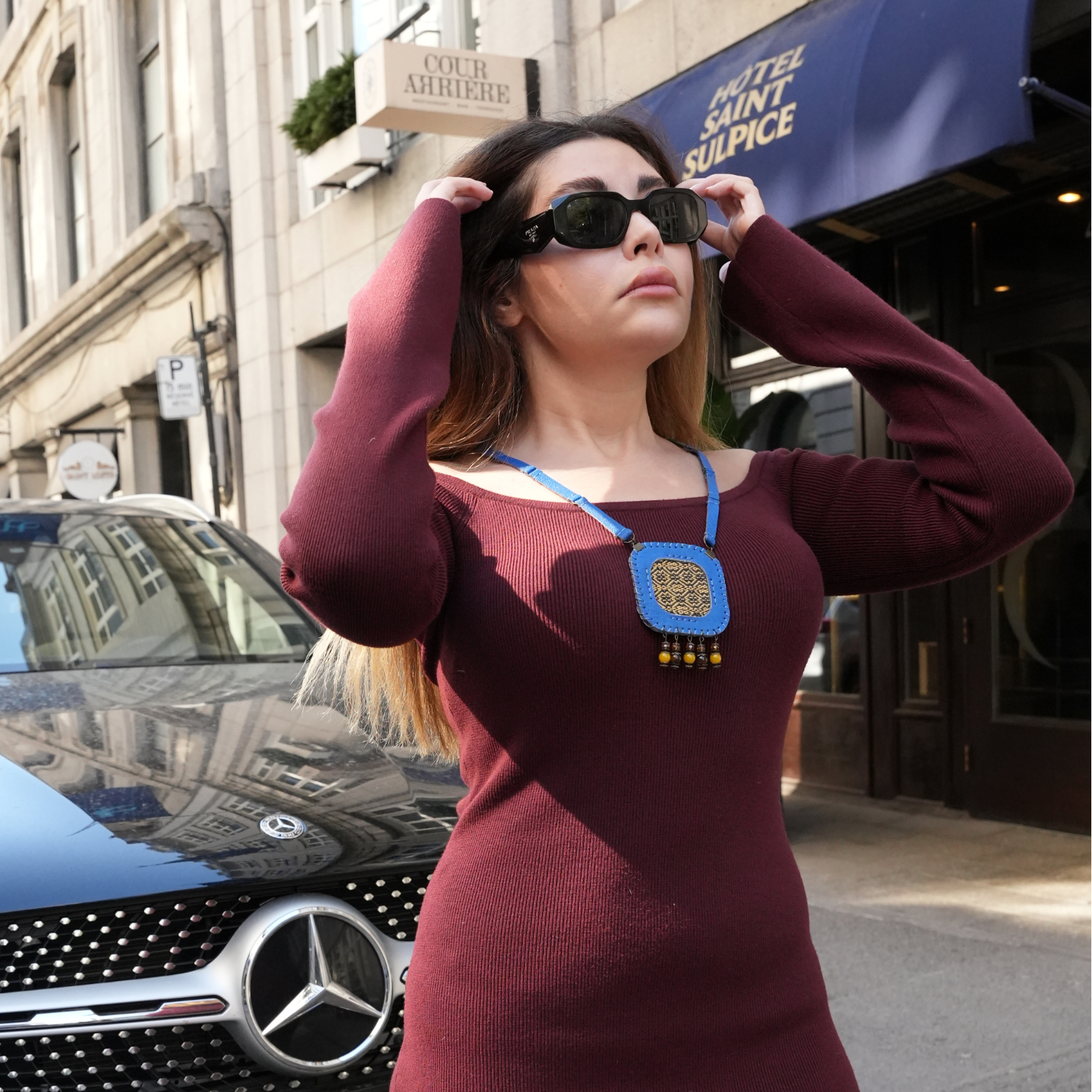 Compact handmade leather pendant — HagorArts Montréal