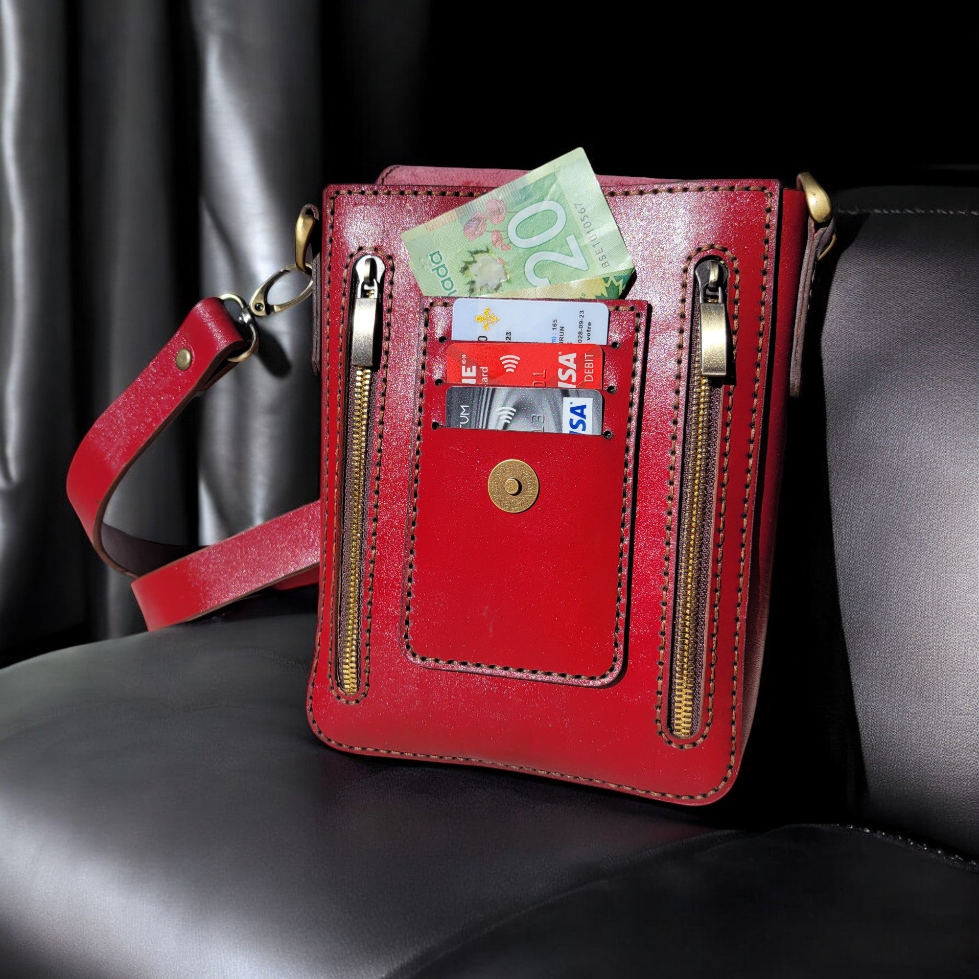 Élan Collection M1 – Durable leather crossbody bag with a stylish and practical design for those who appreciate quality craftsmanship.