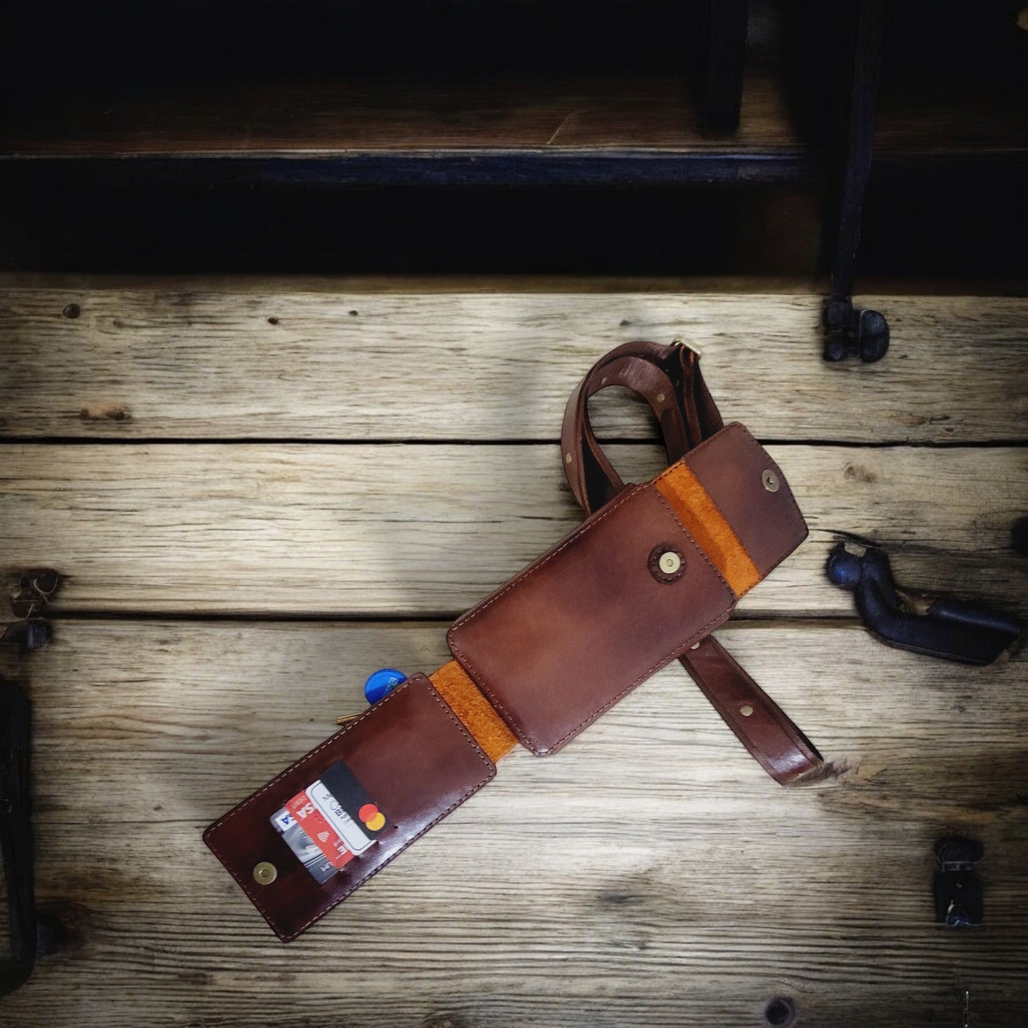 Front panel detail: tasteful engraved emblem for a refined artisanal touch.