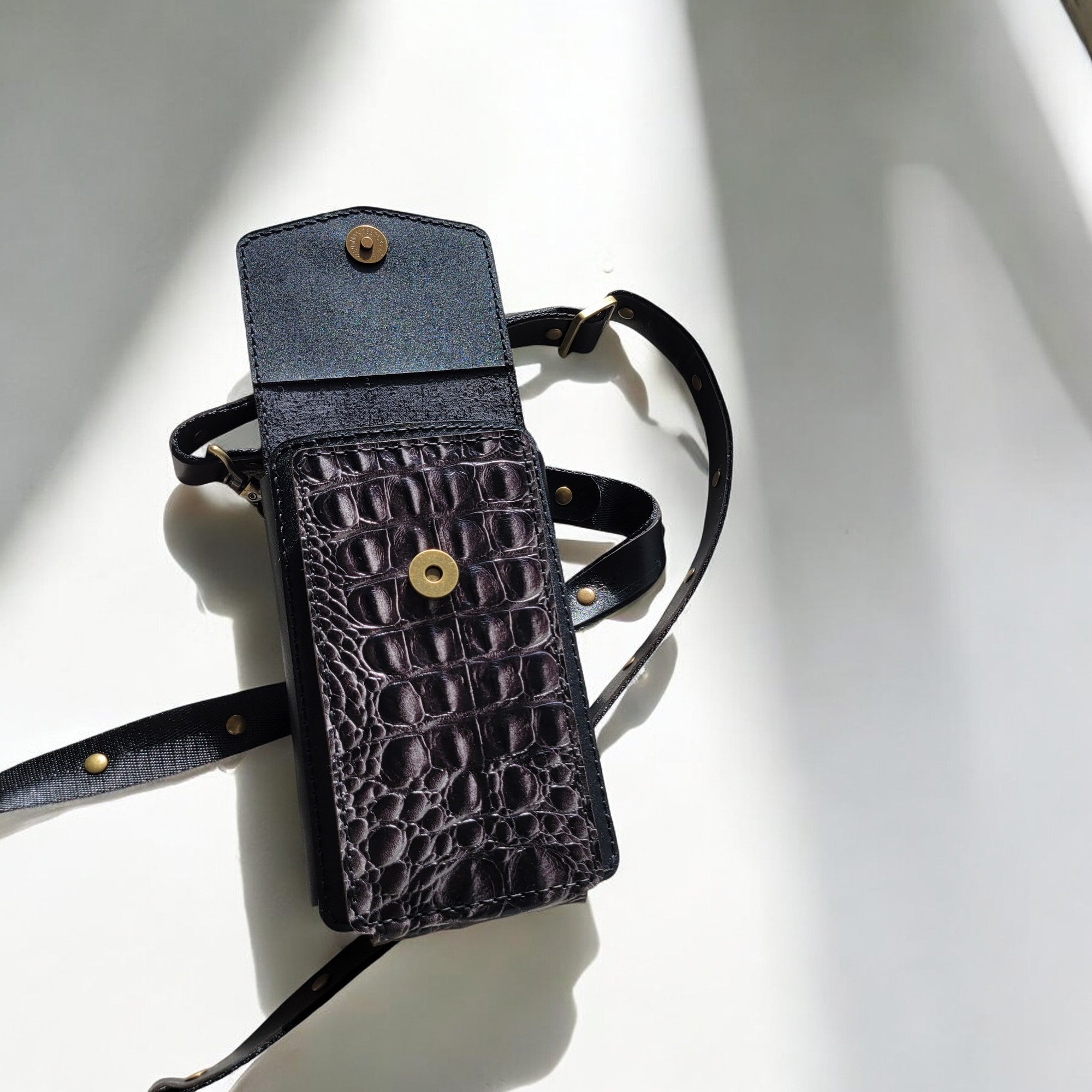 Thoughtful pockets and quick card access, without bulk.