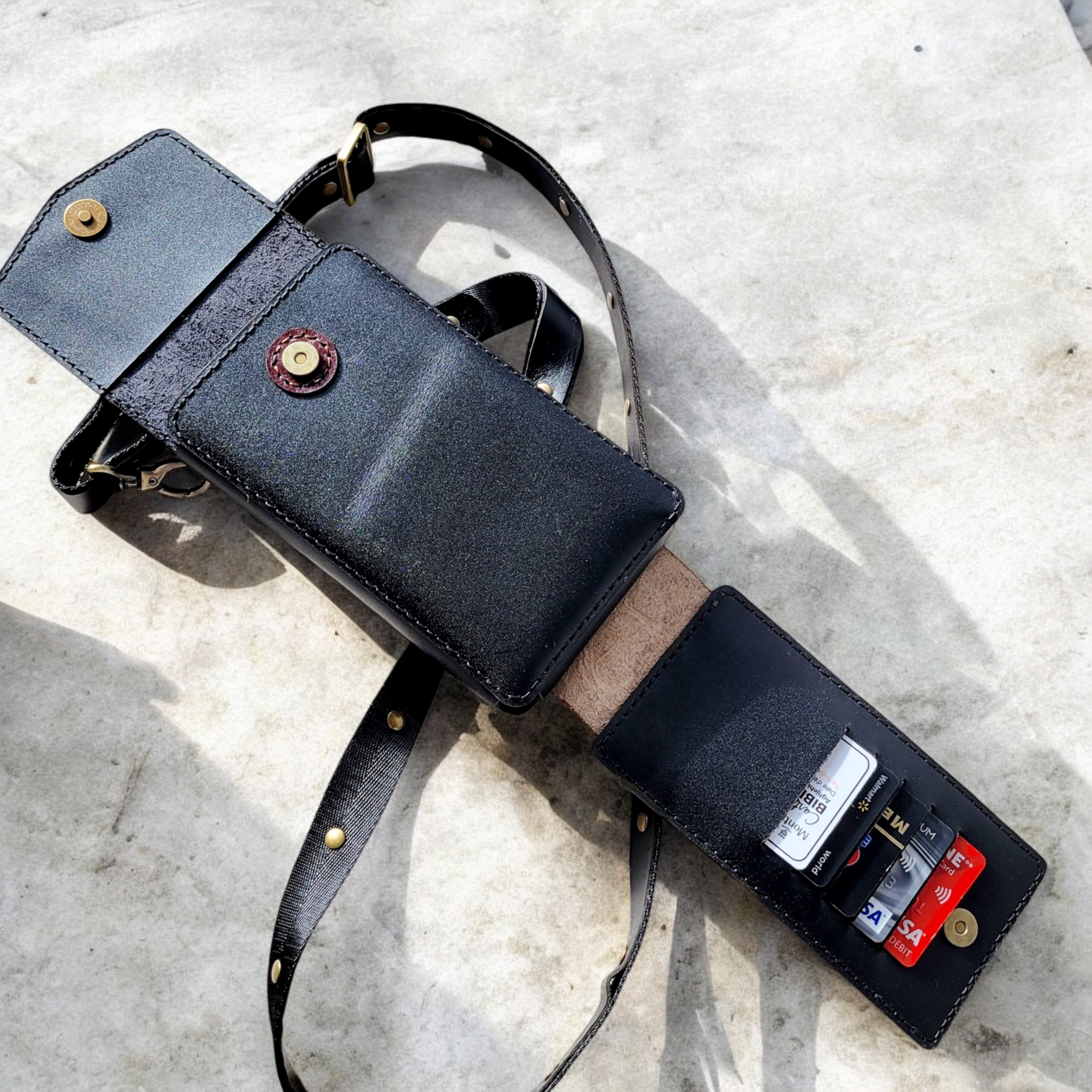 Quiet utility — organized pockets & fast card access.